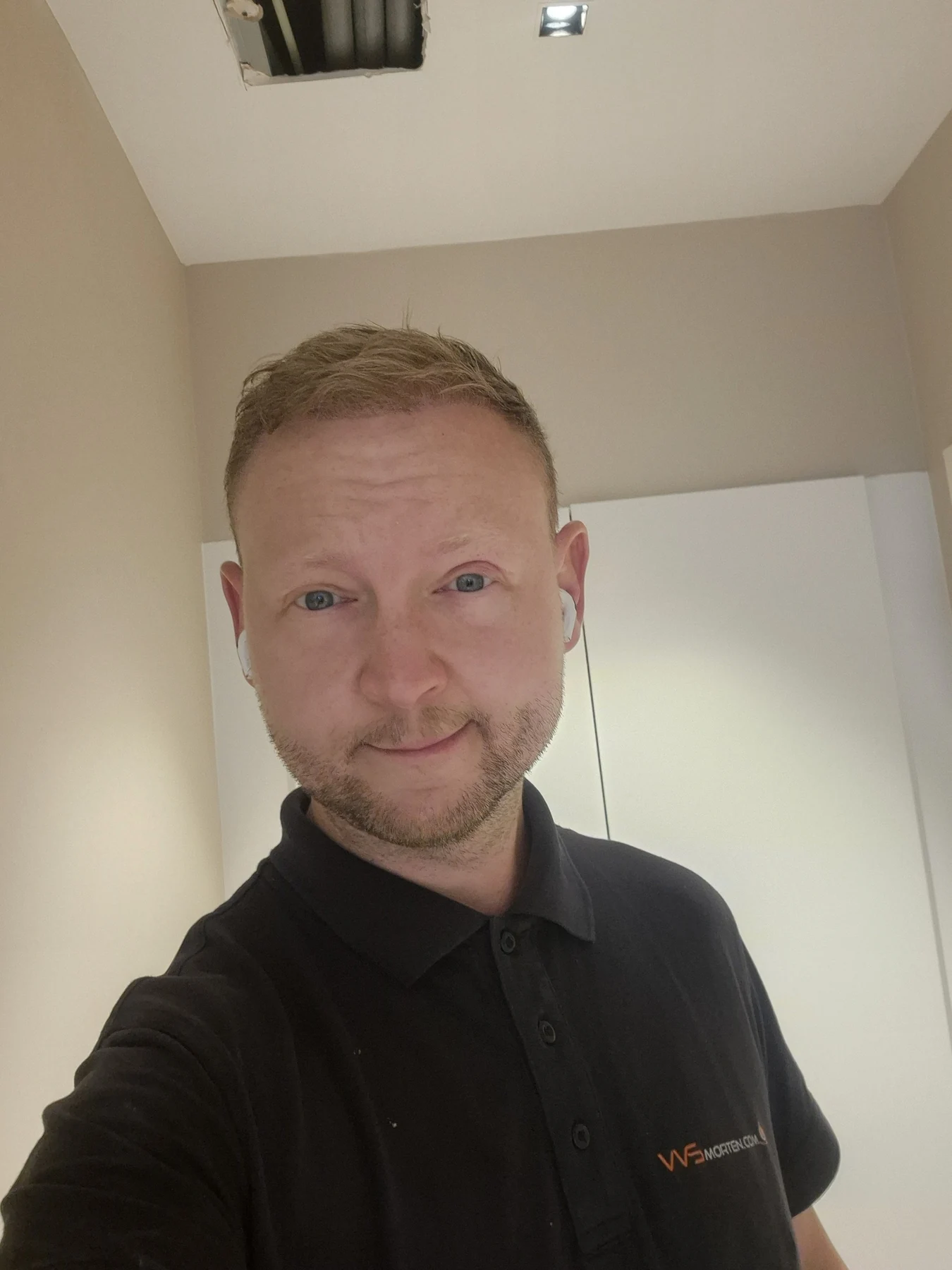 Morten i firmatøj