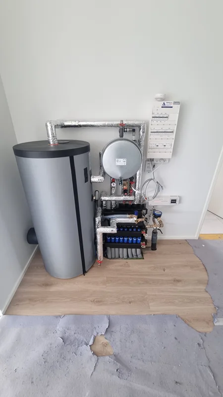 Beholder, fordeler og varmeinstallationer i teknikrummet.